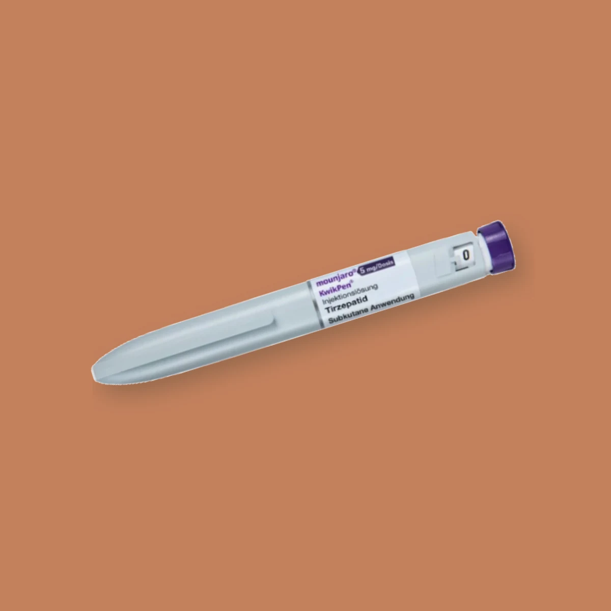 De Mounjaro KwikPen: een lichtgrijze injectiepen met paarse dop en een etiket met mounjaro, tirzepatide en 5 mg per dosis, diagonaal op een terracotta vlak.