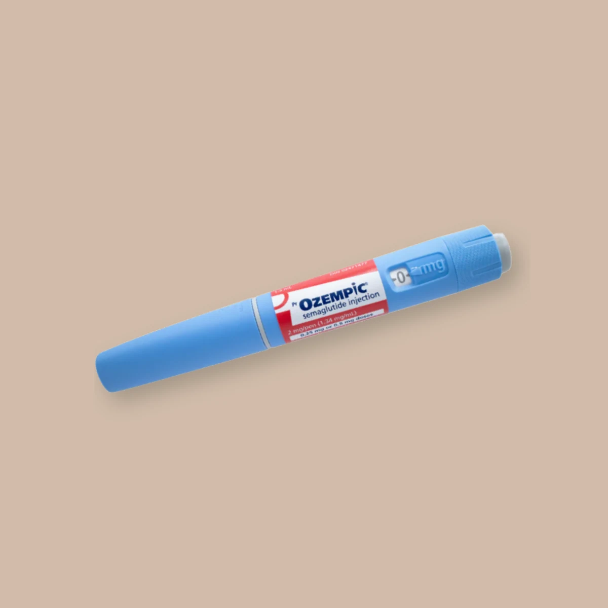 De Ozempic-pen: een lichtblauwe injectiepen met een rood-wit etiket waarop Ozempic en semaglutide staan, diagonaal op een zandkleurig vlak.